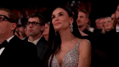 Demi Moore escuchando el discurso de Mikey Madison tras perder el Oscar a Mejor Actriz Demi Moore escuchando el discurso de Mikey Madison tras perder el Oscar a Mejor Actriz