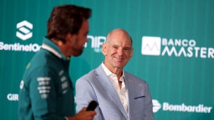 Adrian Newey y Fernando Alonso en la presentaci&oacute;n del ingeniero ingl&eacute;s con Aston Martin