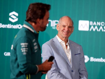Adrian Newey y Fernando Alonso en la presentación del ingeniero inglés con Aston Martin