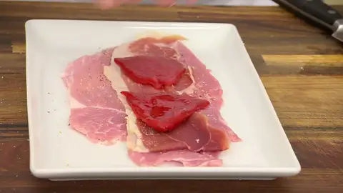 Extiende un filete de cerdo sobre un plato Extiende un filete de cerdo sobre un plato