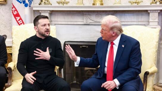 El presidente ucraniano, Volod&iacute;mir Zelensky (i), habla con el presidente de EE.UU. Donald Trump (d)