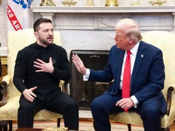 El presidente ucraniano, Volodímir Zelensky (i), habla con el presidente de EE.UU. Donald Trump (d)