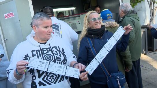 Largas colas para conseguir las entradas