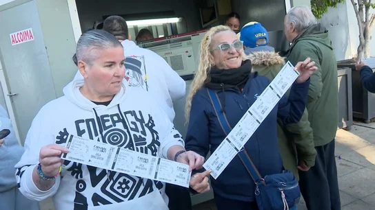 Largas colas para conseguir las entradas Largas colas para conseguir las entradas