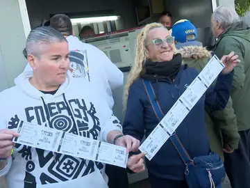 Largas colas para conseguir las entradas Largas colas para conseguir las entradas