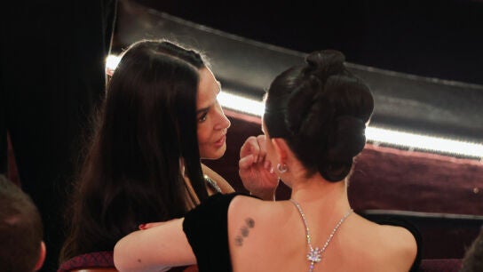 Demi Moore y Margaret Qualley hablando en los Oscar 2025