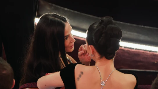 Demi Moore y Margaret Qualley hablando en los Oscar 2025 Demi Moore y Margaret Qualley hablando en los Oscar 2025