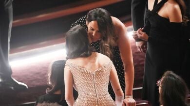 El beso de Karla Sofía Gascón con Selena Gomez: La española evita la polémica y no pasa por la alfombra roja de los Oscar