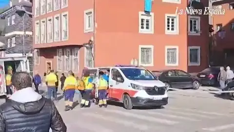 Grave explosión en un edificio en Mieres con al menos 7 heridos Grave explosión en un edificio en Mieres con al menos 7 heridos