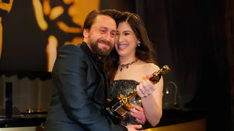 Kiran Culkin con su mujer Jazz Charton tras ganar el Oscar Kiran Culkin con su mujer Jazz Charton tras ganar el Oscar