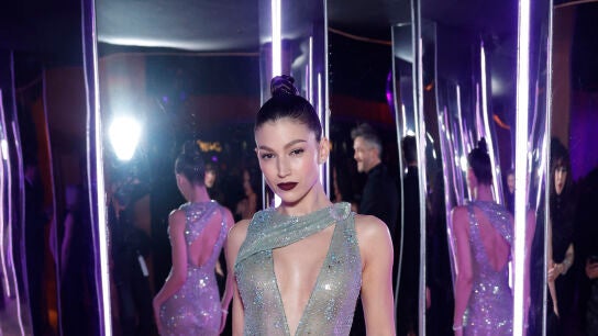 &Uacute;rsula Corber&oacute; posando para los medios en la fiesta de Vanity Fair