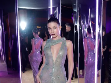 Úrsula Corberó posando para los medios en la fiesta de Vanity Fair Úrsula Corberó posando para los medios en la fiesta de Vanity Fair