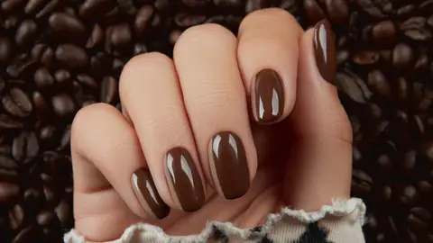 Uñas color marrón café Uñas color marrón café