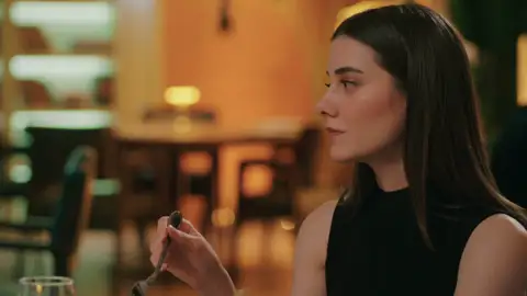 Suna, fría y distante en su peor cita: Safet insiste en casarse, pero ella solo piensa en Abidin Suna, fría y distante en su peor cita: Safet insiste en casarse, pero ella solo piensa en Abidin