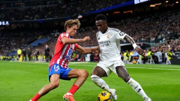 Marcos Llorente y Vinícius disputan un balón en el último derbi en el Santiago Bernabéu