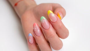 U&ntilde;as con manicura francesa de colores y flores