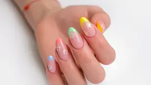 Uñas con manicura francesa de colores y flores