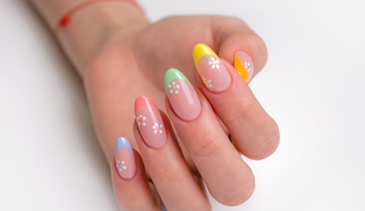 U&ntilde;as con manicura francesa de colores y flores