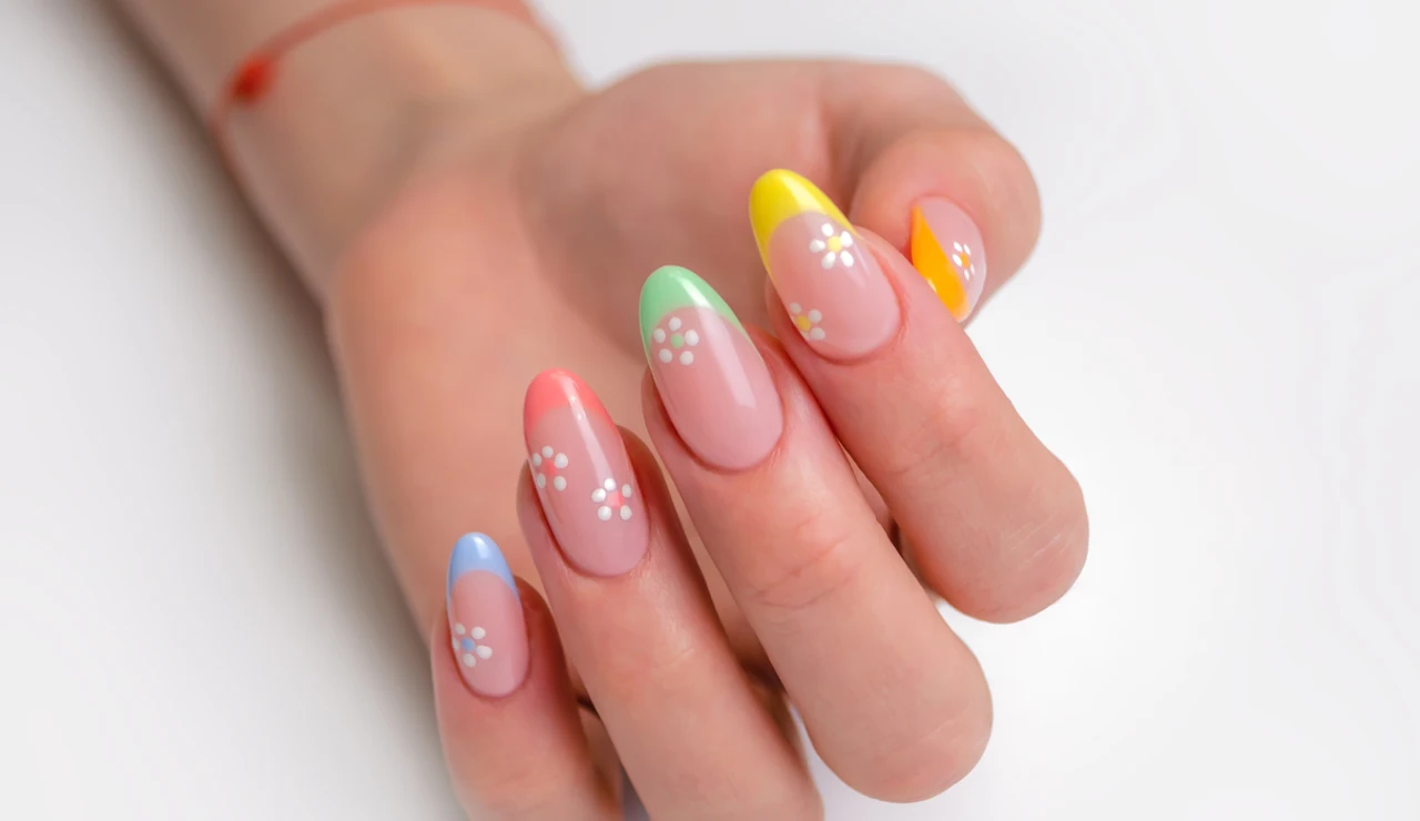 Uñas con manicura francesa de colores y flores