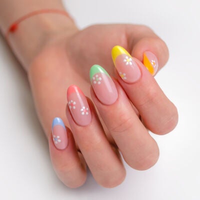 U&ntilde;as con manicura francesa de colores y flores