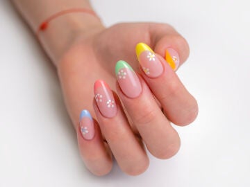 U&ntilde;as con manicura francesa de colores y flores