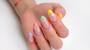 U&ntilde;as con manicura francesa de colores y flores
