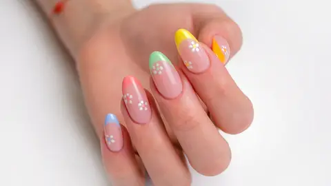 Uñas con manicura sa de colores y flores Uñas con manicura sa de colores y flores