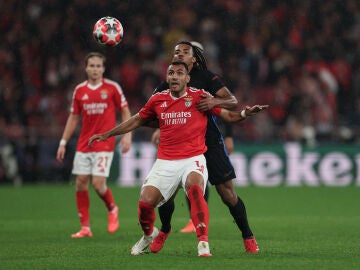 Vangelis Pavlidis y Jules Koundé pelean por un balón