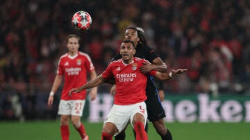 Vangelis Pavlidis y Jules Koundé pelean por un balón