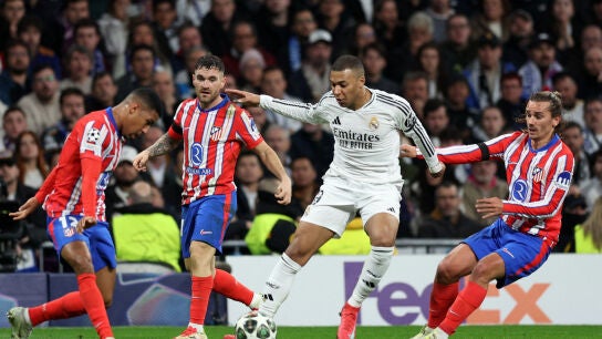Kylian Mbapp&eacute; entre Lino y Griezmann