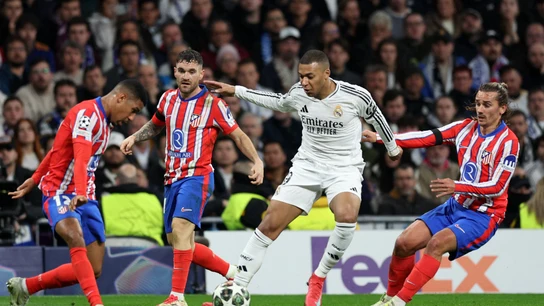 Kylian Mbappé entre Lino y Griezmann Kylian Mbappé entre Lino y Griezmann