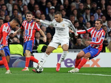 Kylian Mbappé entre Lino y Griezmann