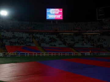 Imagen del estadio de Montjuic tras anunciarse la suspensión del Barcelona - Osasuna de LaLiga