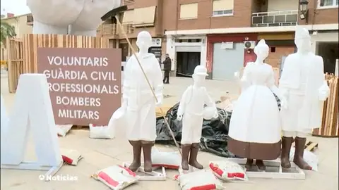 Paiporta recibe un monumento solidario: "Es una alegría saber que, a pesar de la tragedia, tendremos fiesta y falla" Paiporta recibe un monumento solidario: "Es una alegría saber que, a pesar de la tragedia, tendremos fiesta y falla"