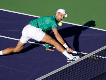 Novak Djokovic durante el partido de Indian Wells ante Botic van de Zandschulp