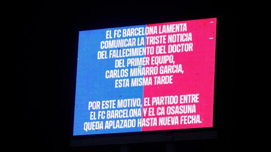 Imagen del videomarcador del estadio de Montjuic anunciando la suspensi&oacute;n del Barcelona - Osasuna de LaLiga