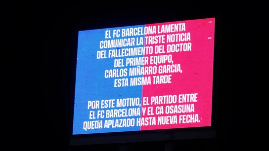 Imagen del videomarcador del estadio de Montjuic anunciando la suspensión del Barcelona - Osasuna de LaLiga Imagen del videomarcador del estadio de Montjuic anunciando la suspensión del Barcelona - Osasuna de LaLiga