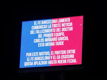 Imagen del videomarcador del estadio de Montjuic anunciando la suspensión del Barcelona - Osasuna de LaLiga Imagen del videomarcador del estadio de Montjuic anunciando la suspensión del Barcelona - Osasuna de LaLiga