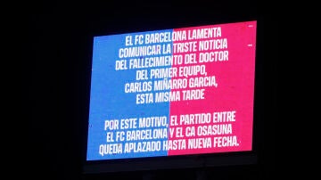 Imagen del videomarcador del estadio de Montjuic anunciando la suspensión del Barcelona - Osasuna de LaLiga