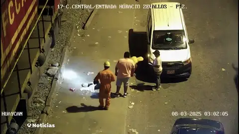 El momento en el que un hombre sobrevive al atropello de un tren en Lima El momento en el que un hombre sobrevive al atropello de un tren en Lima