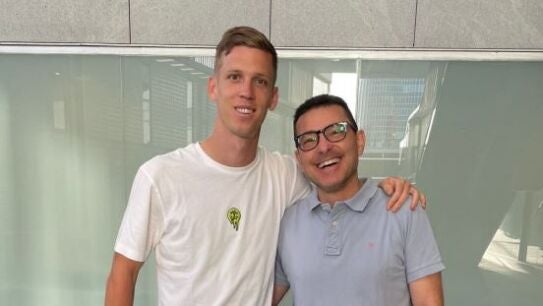 Dani Olmo posa con el doctor Carles Mi&ntilde;arro