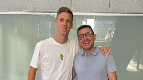 Dani Olmo posa con el doctor Carles Miñarro Dani Olmo posa con el doctor Carles Miñarro