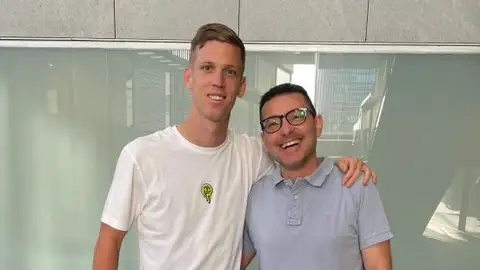 Dani Olmo posa con el doctor Carles Miñarro Dani Olmo posa con el doctor Carles Miñarro