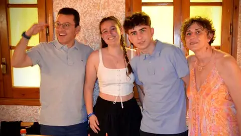 Carles Miñarro junto a su familia Carles Miñarro junto a su familia