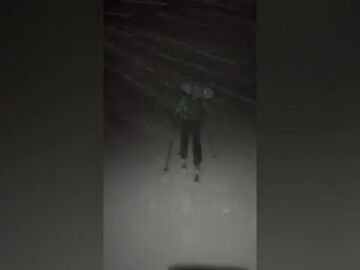 Agentes de la Guardia Civil caminan dos horas sobre la nieve para rescatar a cuatro personas en Ourense