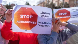 Imagen de la movilización que ha tenido lugar en el colegio Fernán González, donde el árbitro trabaja como conserje Imagen de la movilización que ha tenido lugar en el colegio Fernán González, donde el árbitro trabaja como conserje