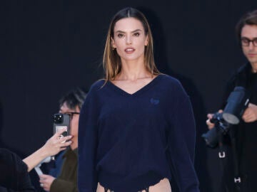 Alessandra Ambrosio en el desfile de Balenciaga en Par&iacute;s