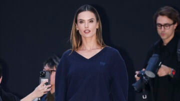 Alessandra Ambrosio en el desfile de Balenciaga en París