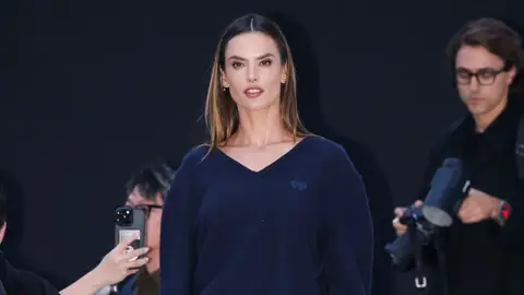 Alessandra Ambrosio en el desfile de Balenciaga en París Alessandra Ambrosio en el desfile de Balenciaga en París