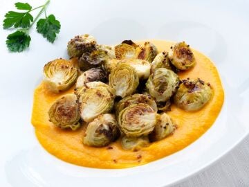 Coles de Bruselas asadas con pur&eacute; de boniato